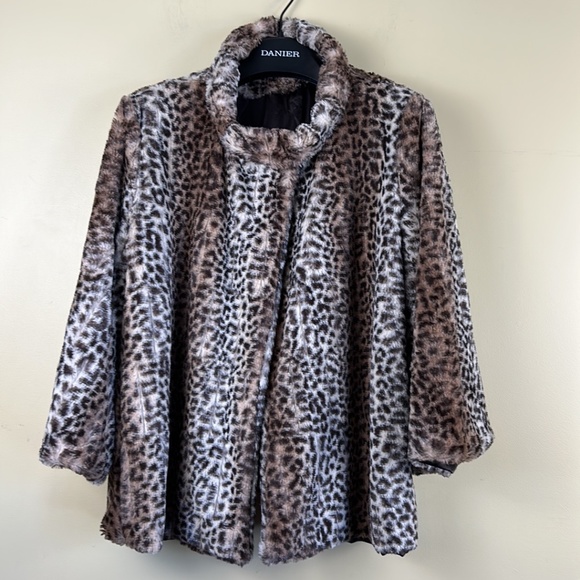 Cougar print women’s cape jacket very soft faux fur size medium - Picture 3 of 11
